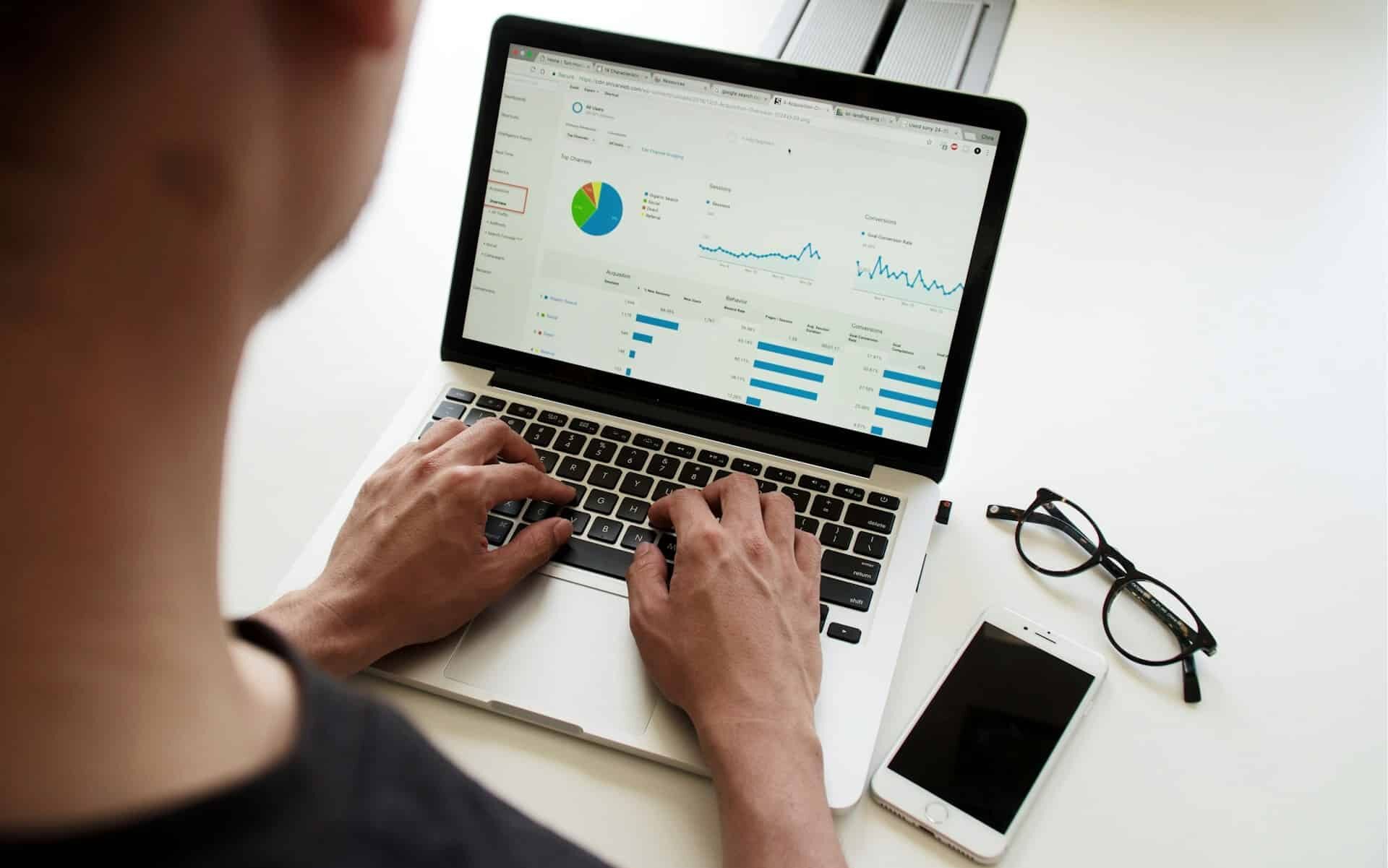 CRO para negocios hispanohablantes en Alemania 9 Emprendedor de negocio local contento con el SEO Local de Javi Morales